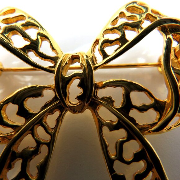 Vintage Ribbon Bow Gold Ton 1.5" Lacey Cut Out Brooch Pin - Picture 9 of 9